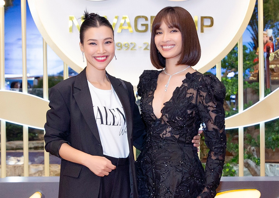 Ca sĩ Ái Phương bên MC - Á hậu Hoàng Oanh. Ảnh: Cao Minh Mẫn