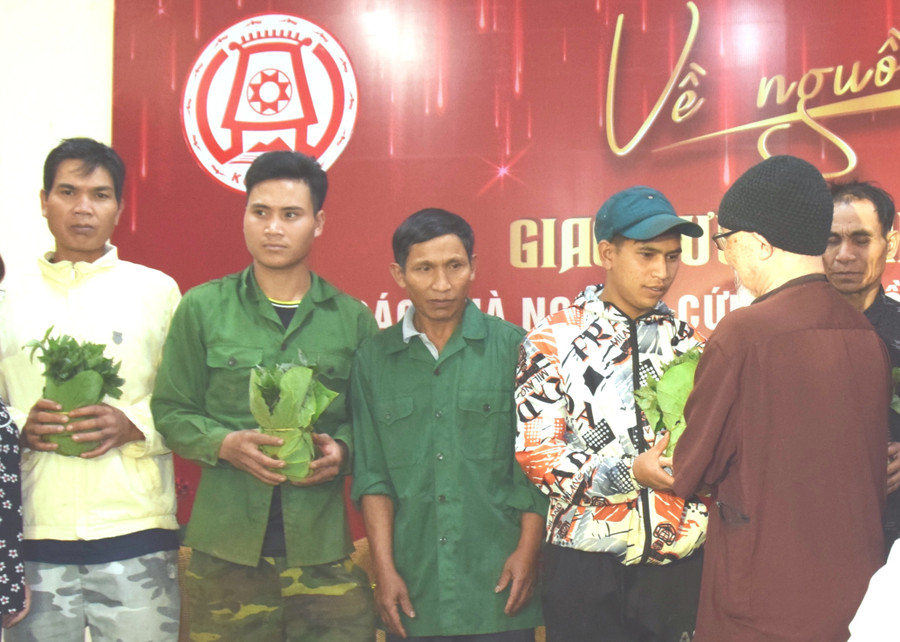  Dược sĩ Đào Kim Long trao cây sâm giống cho hộ nghèo. Ảnh: HL