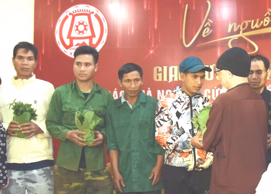  Dược sĩ Đào Kim Long trao cây sâm giống cho hộ nghèo. Ảnh: HL