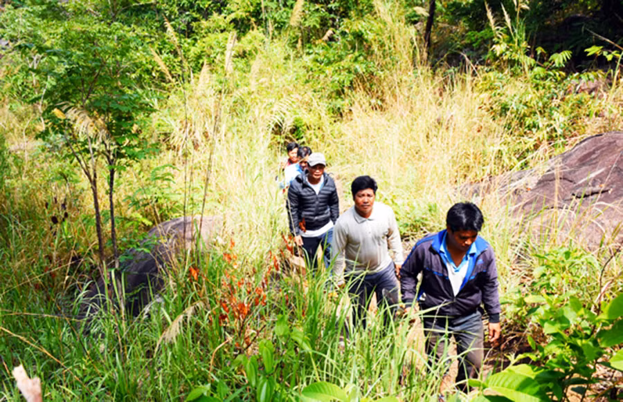  Người dân làng Đê Tar (xã Kon Chiêng, huyện Mang Yang) tuần tra bảo vệ rừng. Ảnh: Minh Nguyễn