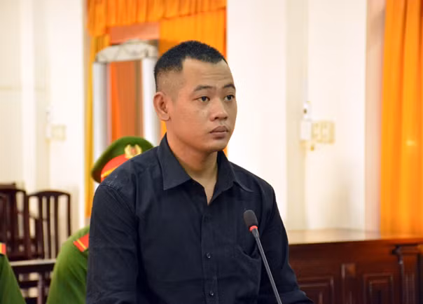 Nguyễn Văn G, kẻ giết người, cướp tài sản để lấy tiền trả nợ cá độ bóng đá. Ảnh: Văn Vũ. Nguyễn Văn G, kẻ giết người, cướp tài sản để lấy tiền trả nợ cá độ bóng đá. Ảnh: Văn Vũ.