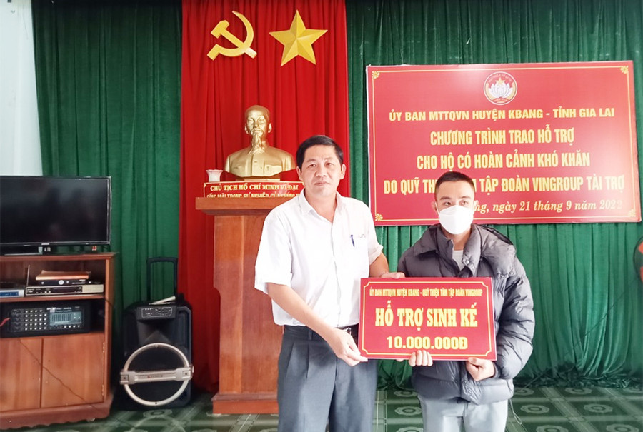 Bí thư Huyện ủy Kbang Nguyễn Hữu Tuyến (bìa phải) trao 10 triệu đồng do Quỹ Thiện Tâm-Tập đoàn Vingroup hỗ trợ sinh kế cho hộ ông Kiều Xuân Long (xã Sơn Lang). Ảnh: Hà Duyệt  Bí thư Huyện ủy Kbang Nguyễn Hữu Tuyến trao tặng 10 triệu đồng hỗ trợ sinh kế cho hộ ông Kiều Xuân Long do Quỹ Thiện Tâm, Tập đoàn Vingroup hỗ trợ. Ảnh: Hà Duyệt