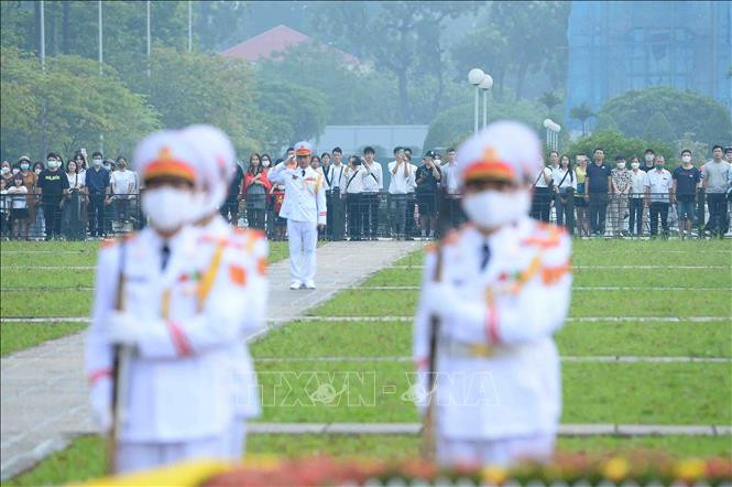 Rất nhiều người dân có mặt tại Quảng trường Ba Đình để chứng kiến khoảnh khắc thiêng liêng này. Rất nhiều người dân có mặt tại Quảng trường Ba Đình để chứng kiến khoảnh khắc thiêng liêng này.
