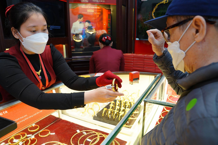 Giá vàng SJC cao hơn thế giới lên 18 triệu đồng/lượng. Ảnh: Ngọc Thắng Giá vàng SJC cao hơn thế giới lên 18 triệu đồng/lượng. Ảnh: Ngọc Thắng