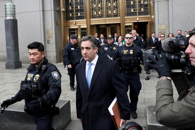 Ông Michael Cohen, cựu luật sư cá nhân của ông Donald Trump, rời phiên tòa tuyên án hồi tháng 12-2018. Ảnh: Reuters