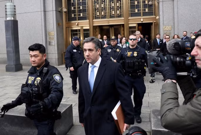 Ông Michael Cohen, cựu luật sư cá nhân của ông Donald Trump, rời phiên tòa tuyên án hồi tháng 12-2018. Ảnh: Reuters