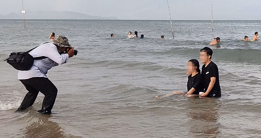 Thợ ảnh hành nghề ở biển dễ gặp sự cố bị ướt máy ảnh