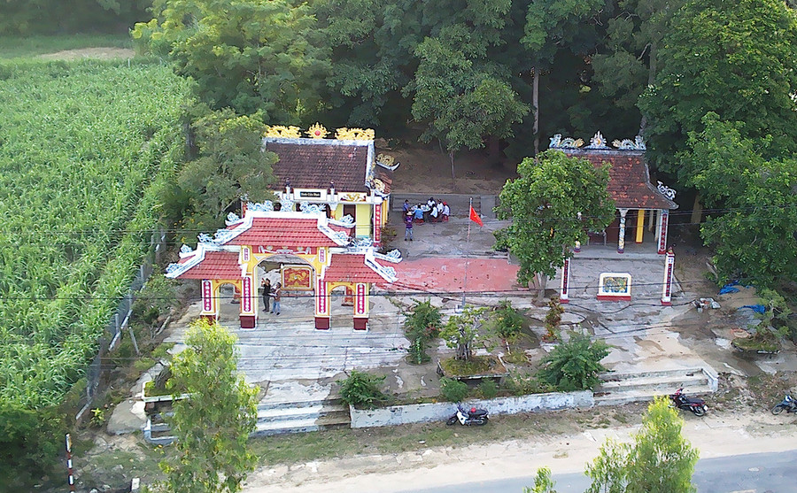 Toàn cảnh đình Cửu Định.