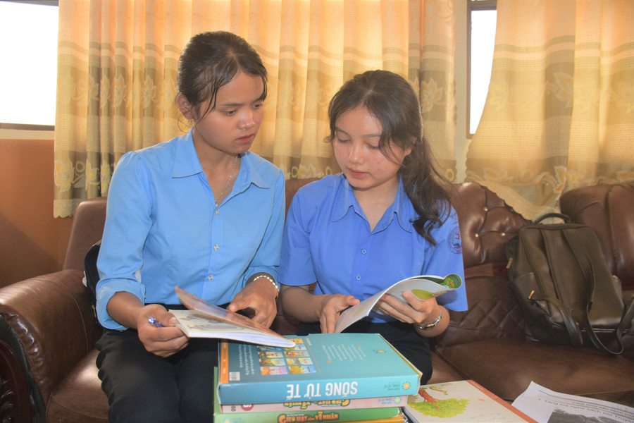 Bạn Rmah H’My (bên phải ảnh) là một trong những bạn trẻ tâm huyết với mô hình hỗ trợ cha mẹ dạy con trẻ bằng phiên bản tiếng Jrai. Ảnh: Mai Ka