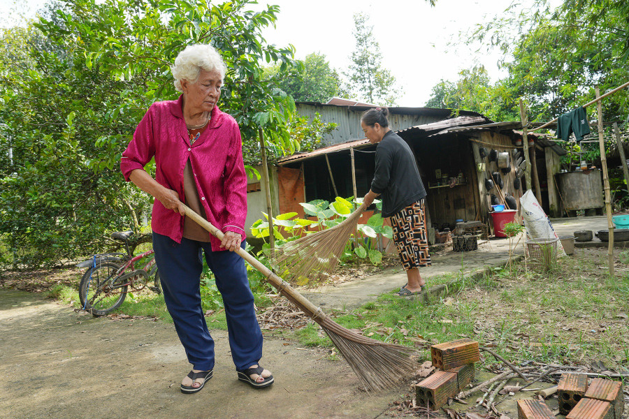 Sau 6 năm ở lại Thiên Đường Xanh, giờ đã có nhà riêng nhưng mỗi ngày, bà Tám Hoa (trái) vẫn vào phụ việc, dọn dẹp. Ảnh: Lam Ngọc Sau 6 năm ở lại Thiên Đường Xanh, giờ đã có nhà riêng nhưng mỗi ngày, bà Tám Hoa (trái) vẫn vào phụ việc, dọn dẹp. Ảnh: Lam Ngọc