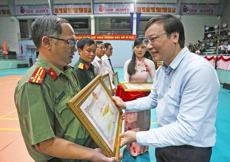 Phó Bí thư Tỉnh ủy, Chủ tịch UBND tỉnh Trương Hải Long (bìa phải) trao bằng khen cho các tập thể có thành tích xuất sắc trong công tác tổ chức Đại hội. Ảnh: Lê Văn Ngọc