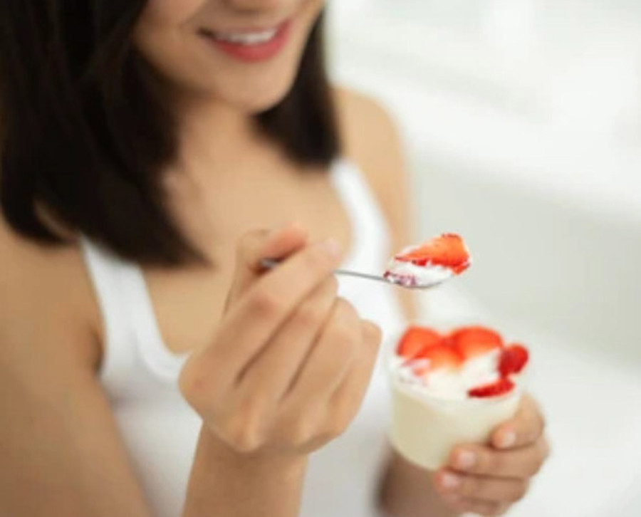 Tốt nhất nên ăn sữa chua không đường tách béo, tự thêm trái cây cắt nhỏ hoặc hạt lanh. Ảnh: Shutterstock