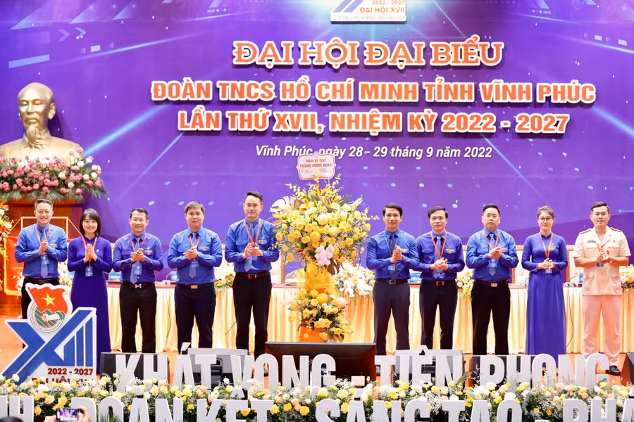 Anh Nguyễn Ngọc Lương tặng hoa chúc mừng Đại hội. Ảnh: Như Ý 