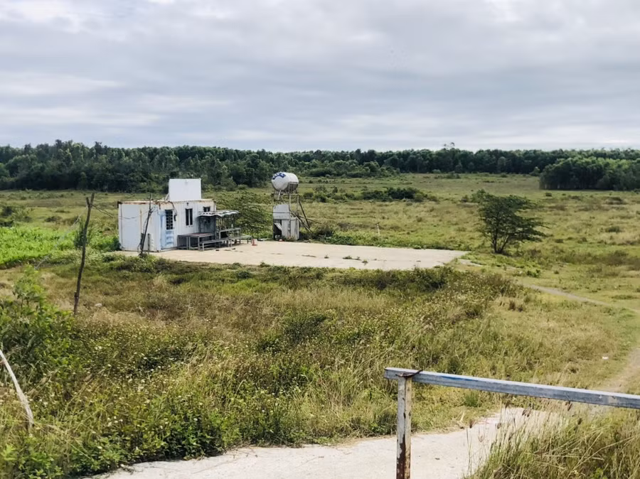 Tất cả 9 dự án của Tập đoàn FLC tại Quảng Ngãi đều trong trạng thái “bất động“, cỏ dại mọc um tùm. Ảnh nguồn laodong.vn