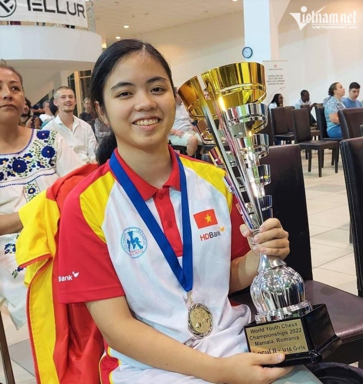 Kỳ thủ Hồng Nhung hiện đang là học sinh chuyên Toán của Trường THPT chuyên Hà Nội-Amsterdam. Ảnh nguồn Báo Đời Sống Pháp Luật Kỳ thủ Hồng Nhung hiện đang là học sinh chuyên Toán của Trường THPT chuyên Hà Nội-Amtesdam. Ảnh nguồn Báo Đời Sống Pháp Luật