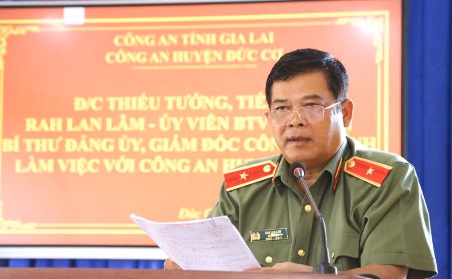 Thiếu tướng Rah Lan Lâm-UVBTV Tỉnh uỷ, Bí thư Đảng uỷ, Giám đốc Công an tỉnh phát biểu chỉ đạo tại buổi làm việc tại Công an huyện Đức Cơ. Ảnh: Nguyễn Hữu