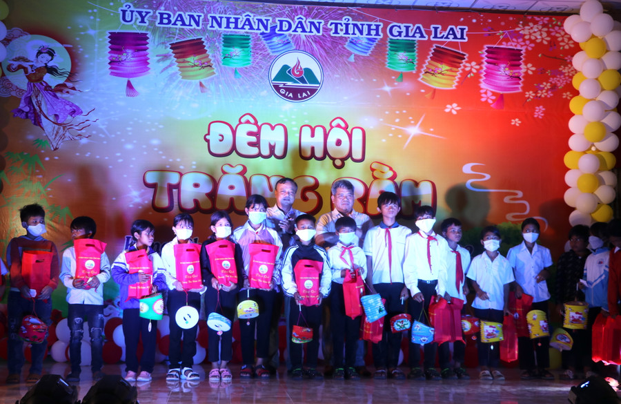 Tặng 390 suất quà cho các em có hoàn cảnh gia đình khó khăn, đạt danh hiệu Cháu ngoan Bác Hồ tiêu biểu trên địa bàn huyện Kông Chro. Ảnh Ngọc Minh