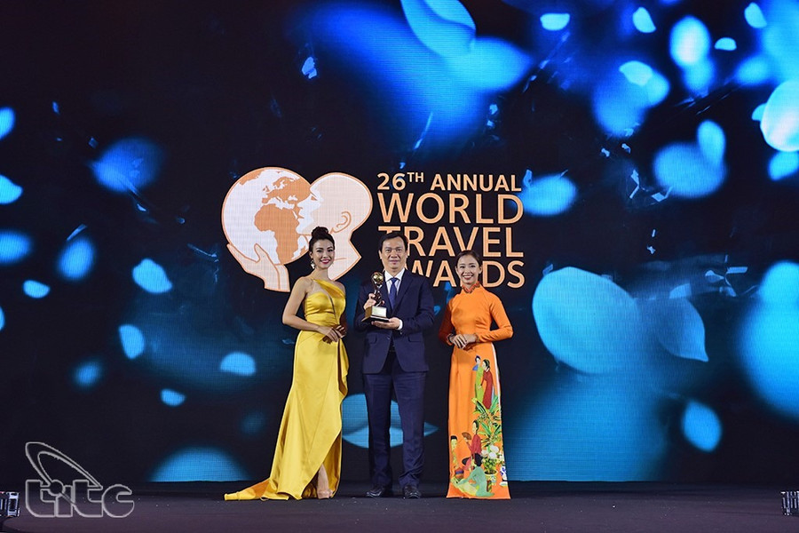 Ngành Du lịch Việt Nam nhận giải thưởng Điểm đến hàng đầu châu Á 2019 do World Travel Awards trao tặng tại Phú Quốc. Đây cũng là năm đầu tiên lễ trao giải này được tổ chức tại Việt Nam. Ảnh: TITC
