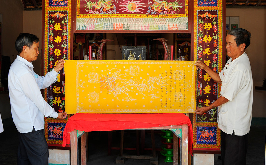 Khai sắc tại chánh điện đình Cửu Định. Ảnh tư liệu Khai sắc tại chánh điện đình Cửu Định (ảnh tư liệu).