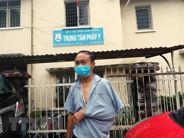 Ông Lê Văn Ba, trú tại xã Lộc Phú, huyện Bảo Lâm bị các đối tượng đánh gãy tay khi đang quay phim ghi lại hiện trường vụ phá rừng trái phép. Ảnh: TTXVN phát