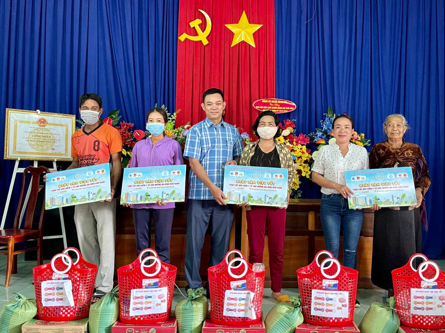 Chị Lý Thị Hồng Trị (thứ hai từ phải qua) trao tặng thẻ bảo hiểm y tế cho người dân ở xã Phú Cần, huyện Krông Pa. (Ảnh: nhân vật cung cấp) Chị Lý Thị Hồng Trị (thứ hai từ phải qua) trao tặng thẻ bảo hiểm y tế cho người dân ở xã Phú Cần, huyện Krông Pa. Ảnh: Hồng Trị