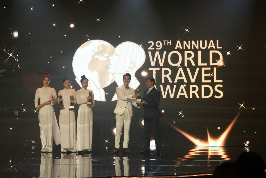 Đại diện Ban tổ chức trao giải cho các đơn vị nhận Giải thưởng World Travel Awards 2022 tối 7/9. Ảnh: Hoàng Tuyết/Báo Tin tức
