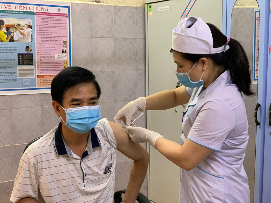 Ông Chu Đại Nghĩa-Tổ trưởng tổ dân phố 5, phường Tây Sơn, TP. Pleiku tiêm vắc xin phòng Covid-19. Ảnh: Như Nguyện