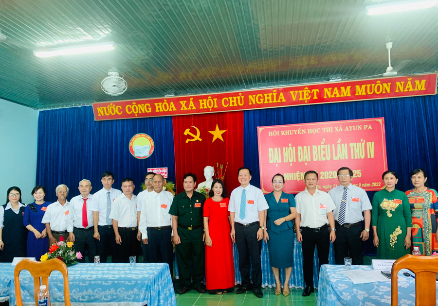 Ban Chấp hành Hội Khuyến học thị xã khóa IV ra mắt Đại hội. Ảnh: Nguyên Hương