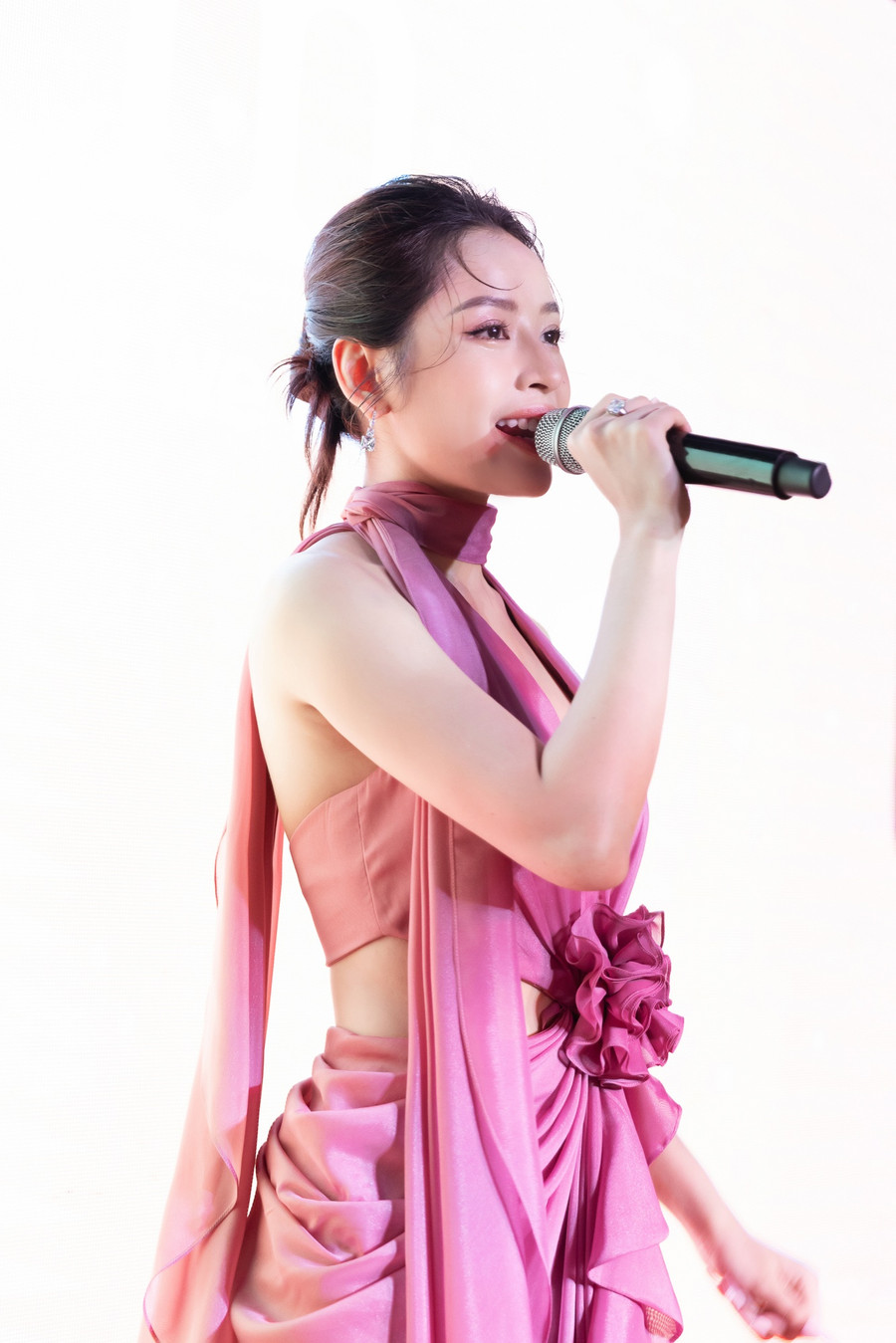 Chi Pu cho biết từ một hot girl, cô đã trải qua một chặng đường dài để đứng đây với nhiều vai trò khác nhau. “Khi quyết định bước sang con đường ca hát cũng là lúc Chi biết thế nào là những sóng gió đầu đời. Những ngày đó cho mình nhiều cảm xúc và sự trưởng thành. Cho đến ngày hôm qua, Chi vẫn thấy chặng đường mình đi có quá nhiều khó khăn, thử thách”, nói đến đây thì người đẹp rơi nước mắt. Ảnh: Hải Nguyễn