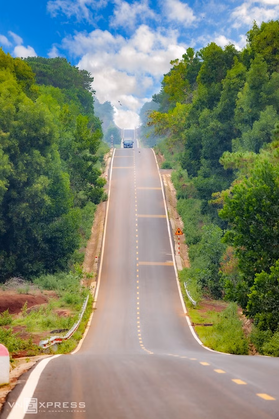 Khung cảnh xanh mát hai bên mang lại vẻ đẹp thanh bình cho tuyến đường. Ảnh nguồn VnExpress