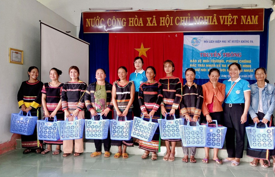 Tặng giỏ đi chợ cho các thành viên tham gia câu lạc bộ. Ảnh Minh Châu 