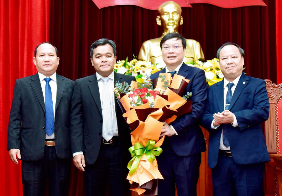 Các đồng chí Thường trực Tỉnh ủy tặng hoa chúc mừng tân Phó Bí thư Tỉnh ủy Trương Hải Long. Ảnh: Đức Thụy Thường trực Tỉnh ủy tặng hoa chúc mừng tân Phó Bí thư Tỉnh ủy Trương Hải Long. Ảnh: Đức Thuỵ