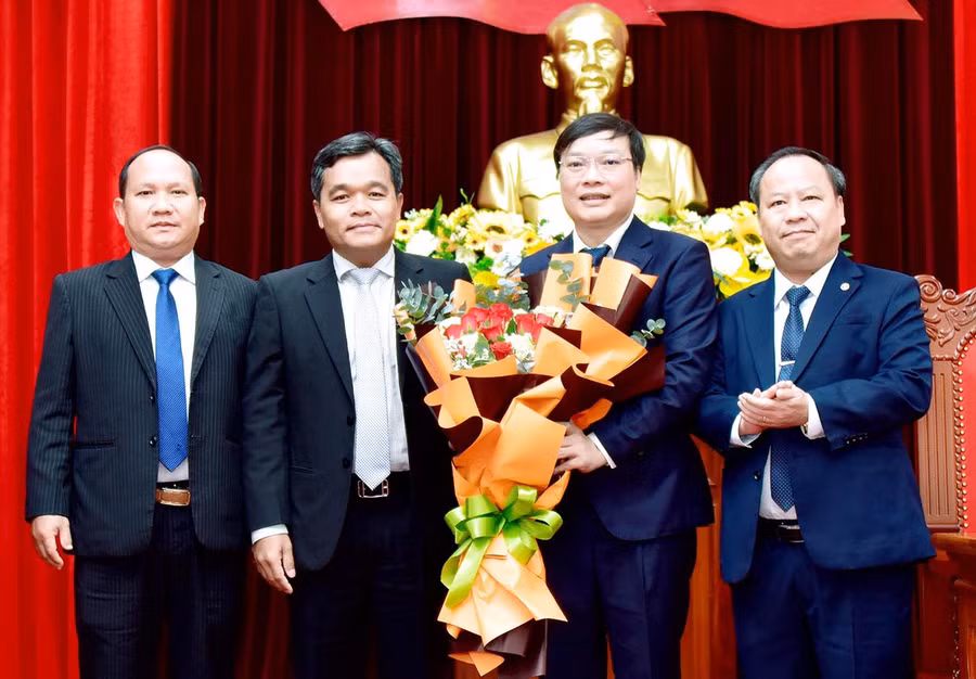 Thường trực Tỉnh ủy tặng hoa chúc mừng tân Phó Bí thư Tỉnh ủy Trương Hải Long. Ảnh: Đức Thuỵ