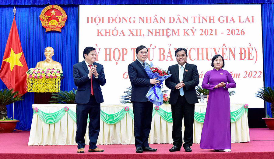 Thường trực HĐND tỉnh tặng hoa chúc mừng tân Chủ tịch UBND tỉnh Trương Hải Long (thứ 2 từ trái sang). Ảnh: Đức Thụy Thường trực HĐND tỉnh tặng hoa chúc mừng tân Chủ tịch UBND tỉnh Trương Hải Long (thứ 2 từ trái sang). Ảnh: Đức Thụy