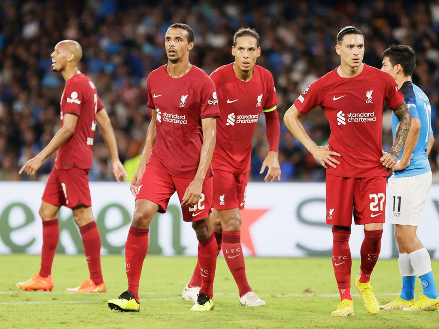  Nỗi buồn của các cầu thủ Liverpool sau trận thua Napoli. Ảnh: Reuters
