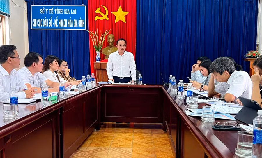 Đoàn công tác Tổng cục Dân số-KHHGĐ kiểm tra tình hình thực thi pháp luật Dân số tại Chi cục Dân số-KHHGĐ tỉnh Gia Lai. Ảnh. Đinh Yến