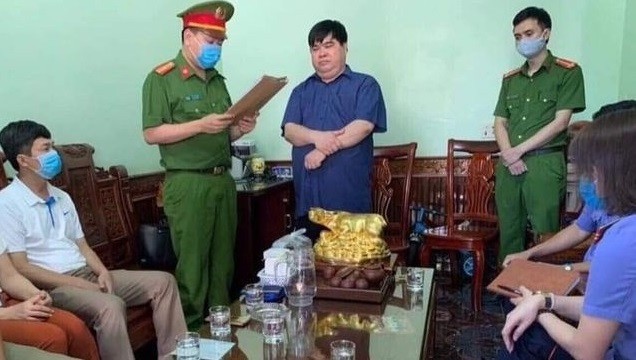 Công an đọc lệnh khởi tố Nguyễn Đức Hậu, Giám đốc Công ty TNHH MTV thương mại Linh Nhung - Ảnh Công an Ninh Bình