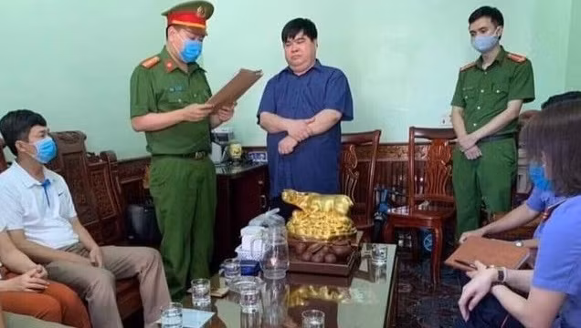 Công an đọc lệnh khởi tố Nguyễn Đức Hậu, Giám đốc Công ty TNHH MTV thương mại Linh Nhung - Ảnh Công an Ninh Bình