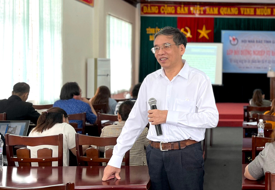 Vụ trưởng, Phóng viên cao cấp Báo Nhân Dân Nguyễn Văn Bắc truyền đạt, trao đổi trực tiếp tại lớp tập huấn. Ảnh: Phương Vi