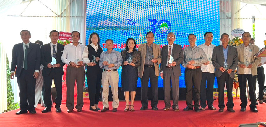 Tặng quà lưu niệm cho các đại biểu tham dự tại lễ kỷ niệm 30 năm thành lập Trung tâm. Ảnh: Đinh Yến Tặng quà lưu niệm cho các đại biểu tham dự tại lễ kỷ niệm 30 năm thành lập Trung tâm. Ảnh. Đinh Yến