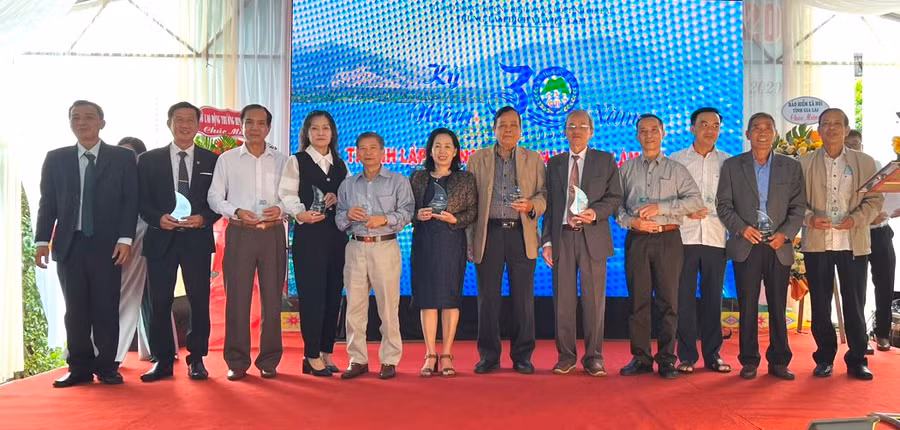 Tặng quà lưu niệm cho các đại biểu tham dự tại lễ kỷ niệm 30 năm thành lập Trung tâm. Ảnh. Đinh Yến