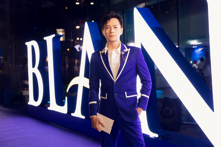 Ngô Kiến Huy chọn vest xanh - trắng cách điệu giúp tôn lên vẻ lịch lãm nhưng không kém phần trẻ trung. Trong quá trình hoạt động nghệ thuật, anh không ngại thử sức ở nhiều vai trò khác nhau như ca sĩ, diễn viên, MC... Ảnh: BTC