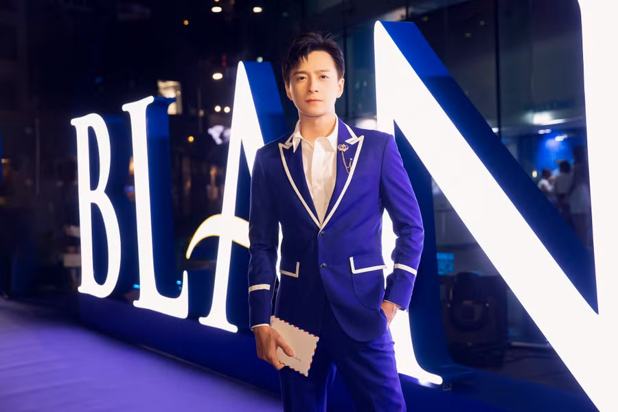 Ngô Kiến Huy chọn vest xanh - trắng cách điệu giúp tôn lên vẻ lịch lãm nhưng không kém phần trẻ trung. Trong quá trình hoạt động nghệ thuật, anh không ngại thử sức ở nhiều vai trò khác nhau như ca sĩ, diễn viên, MC... Ảnh: BTC