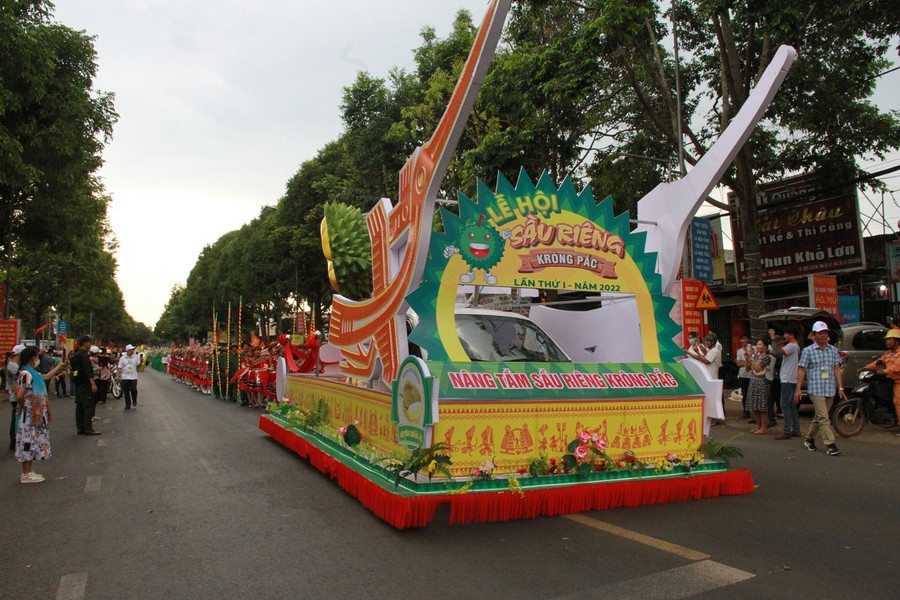 Đoàn người, xe diễu hành, quảng bá hình ảnh sầu riêng. Ảnh: Hoàng Bình