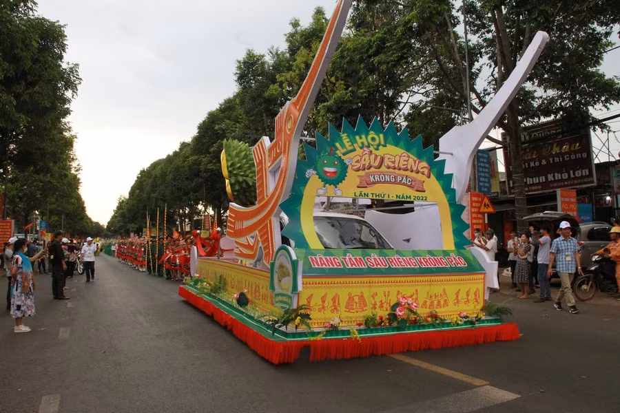 Đoàn người, xe diễu hành, quảng bá hình ảnh sầu riêng. Ảnh: Hoàng Bình