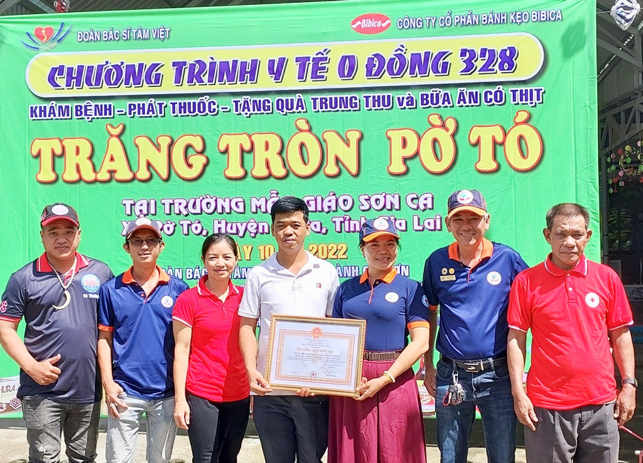 Đoàn bác sĩ Tâm Việt TP. Hồ Chí Minh, Câu lạc bộ thiện nguyện “Ngôi nhà yêu thương” và các đơn vị phối hợp chụp ảnh lưu niệm sau chương trình. Ảnh: Lê Đức Lâu. Đoàn bác sĩ Tâm Việt TP. Hồ Chí Minh, Câu lạc bộ thiện nguyện “Ngôi nhà yêu thương” và các đơn vị phối hợp chụp ảnh lưu niệm sau chương trình. Ảnh: Lê Đức Lâu.