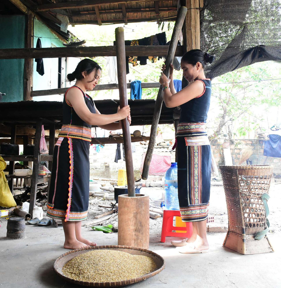 Phụ nữ Bahnar giã gạo chày đôi. Ảnh: H.T