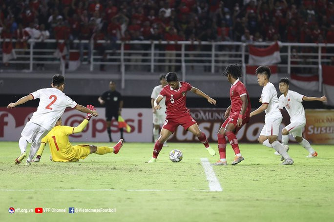 U20 Việt Nam (áo trắng) thất bại trước U20 Indonesia