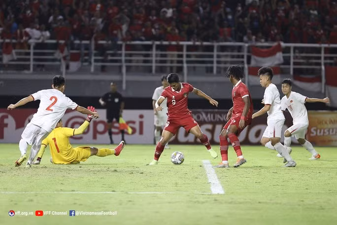 U20 Việt Nam (áo trắng) thất bại trước U20 Indonesia