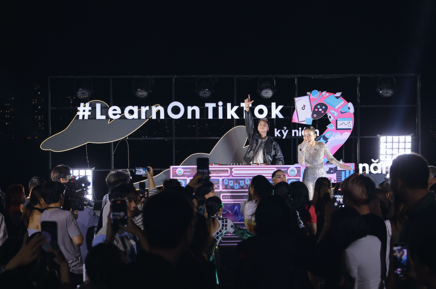 Tối 23.9, TikTok tổ chức sự kiện kỷ niệm 2 năm chiến dịch #LearnOnTikTok với sự tham gia của hơn 200 nhà sáng tạo nội dung nổi bật. So với năm trước, hashtag #LearnOnTikTok đã tăng trưởng vượt bậc với 9,4 triệu video và thu hút hơn 329 tỉ lượt xem. Ảnh: BTC
